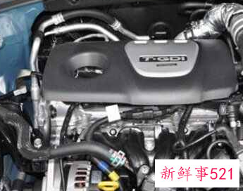 驾驶室里有低沉嗡嗡响