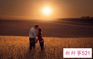 梦见自己被已婚男同事搂抱在一起