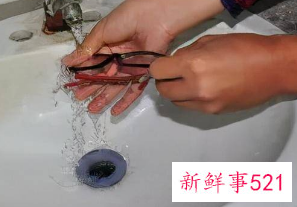 近视眼镜怎样清洗才能保护镜片
