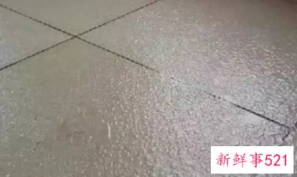 下雨天地面瓷砖全是水怎么办