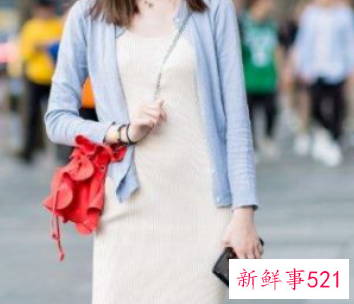 女士吊带长裙怎么搭配