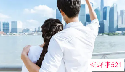 梦见自己被已婚男同事搂抱在一起