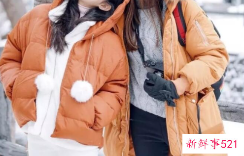 鹅黄羽绒服配什么内搭