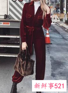 酒红毛衣搭配白衬衫