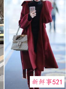 酒红毛衣搭配白衬衫