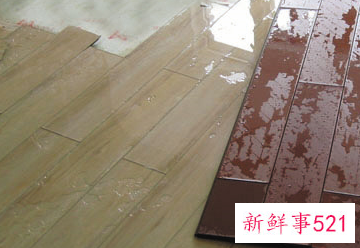 家里漏水地板泡了,怎么快速处理水