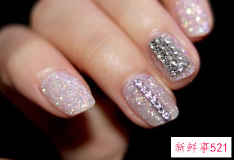 指甲做什么颜色好看又时尚