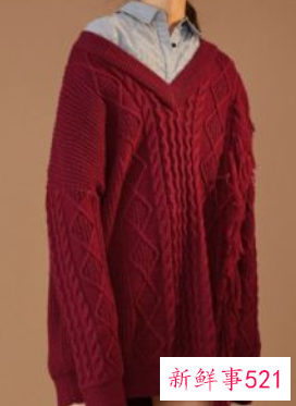 酒红毛衣搭配白衬衫