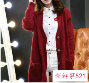 酒红毛衣搭配白衬衫