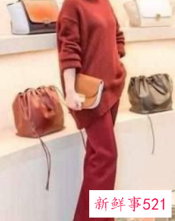 酒红毛衣搭配白衬衫