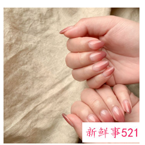 指甲做什么颜色好看又时尚