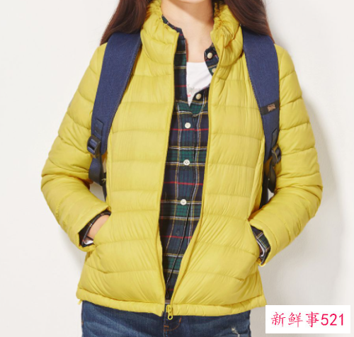 鹅黄羽绒服配什么内搭