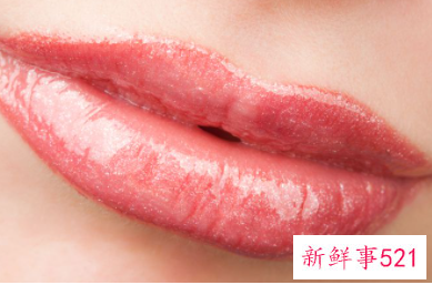 嘴唇干裂痒怎么办吃什么药