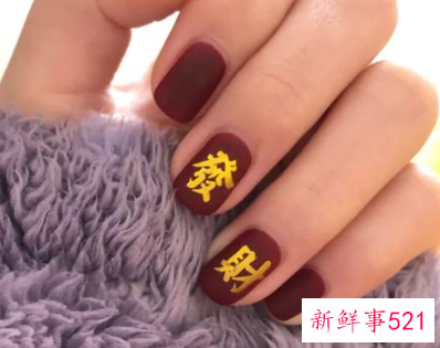 指甲做什么颜色好看又时尚