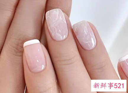 指甲做什么颜色好看又时尚