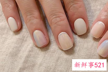 指甲做什么颜色好看又时尚