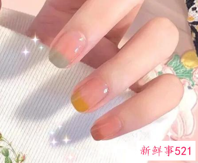 指甲做什么颜色好看又时尚