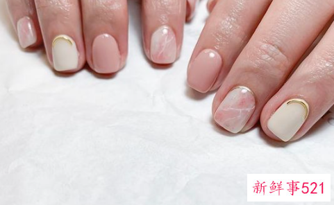 指甲做什么颜色好看又时尚
