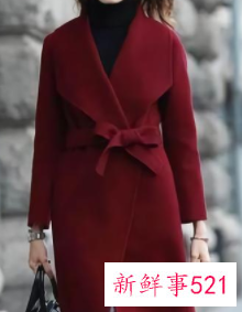 酒红色外套最佳颜色搭配