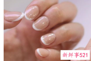 指甲做什么颜色好看又时尚