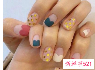 指甲做什么颜色好看又时尚