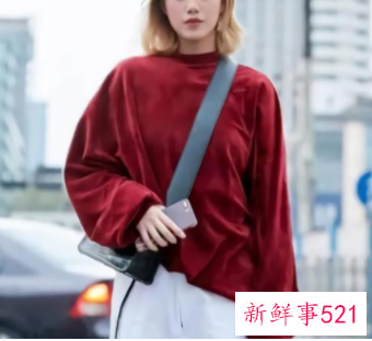 酒红色外套最佳颜色搭配