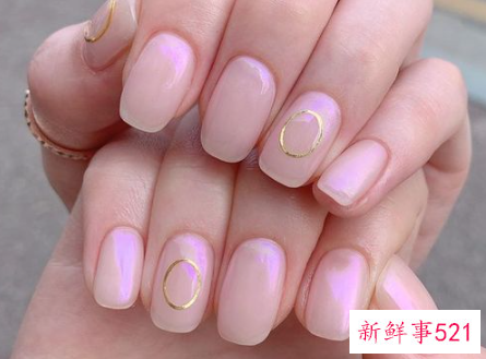 指甲做什么颜色好看又时尚
