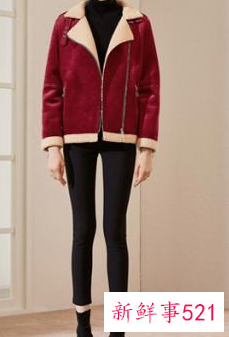 酒红毛衣搭配白衬衫