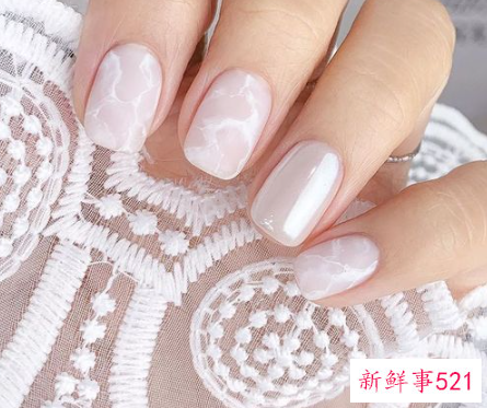 指甲做什么颜色好看又时尚