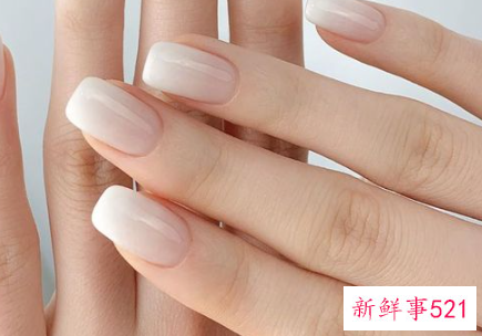 指甲做什么颜色好看又时尚