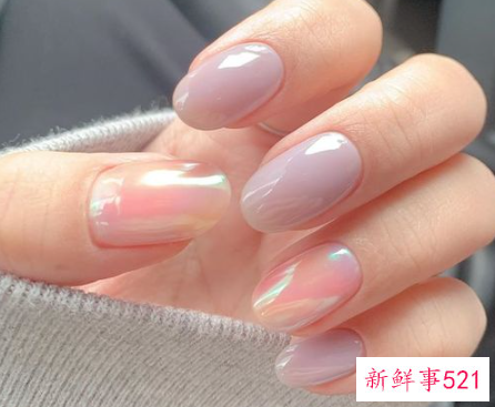 指甲做什么颜色好看又时尚