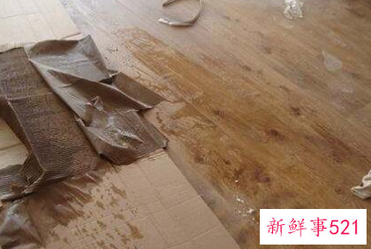 家里漏水地板泡了,怎么快速处理水