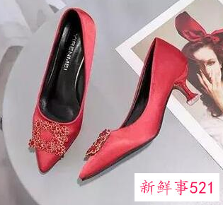 红色高跟鞋配什么衣服好看冬天