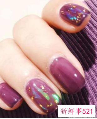 指甲做什么颜色好看又时尚