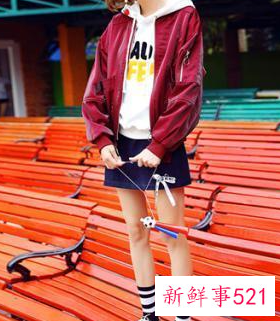 酒红毛衣搭配白衬衫