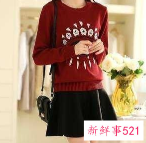 酒红毛衣搭配白衬衫