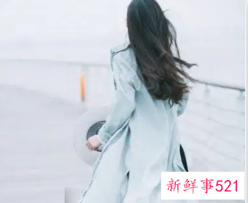 说女生装纯是什么意思