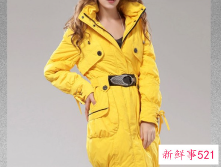 鹅黄羽绒服配什么内搭