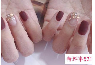 指甲做什么颜色好看又时尚