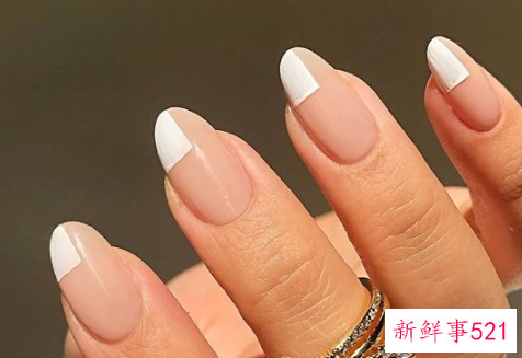 指甲做什么颜色好看又时尚