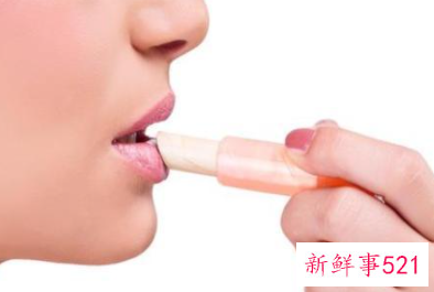 嘴唇干裂痒怎么办吃什么药