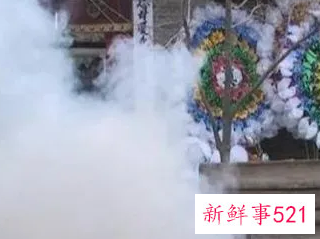 女人梦见办丧事手里有白布