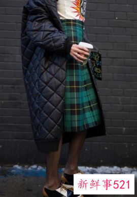 粉色羽绒服搭配什么颜色裙子