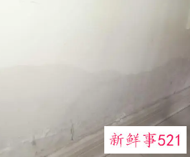 冬天室内墙壁只一面墙有水珠