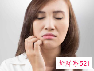 吃饭咬到舌头怎么回事