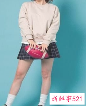 圆领卫衣怎么搭配