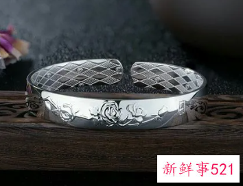 银饰为什么盐水一泡就很亮了