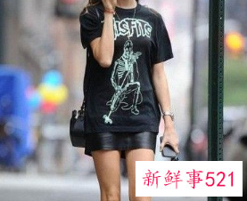 小皮裙怎么搭配上衣外套