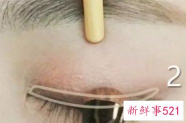 简单的眼影画法