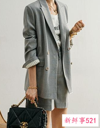 小西装里面搭什么衣服最好